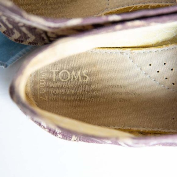 Gently used TOMS - Picture 2 of 12